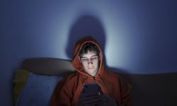 تحذير لمستخدمي آيفون وأندرويد.. إعداد شهير يستنزف البطاريات!